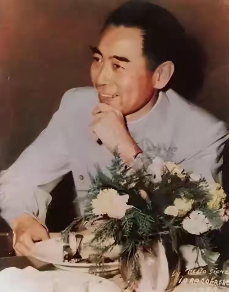 他是没佩戴元帅军衔的老帅，古今罕见的天才，既是总理也是军事家。1955年9月27