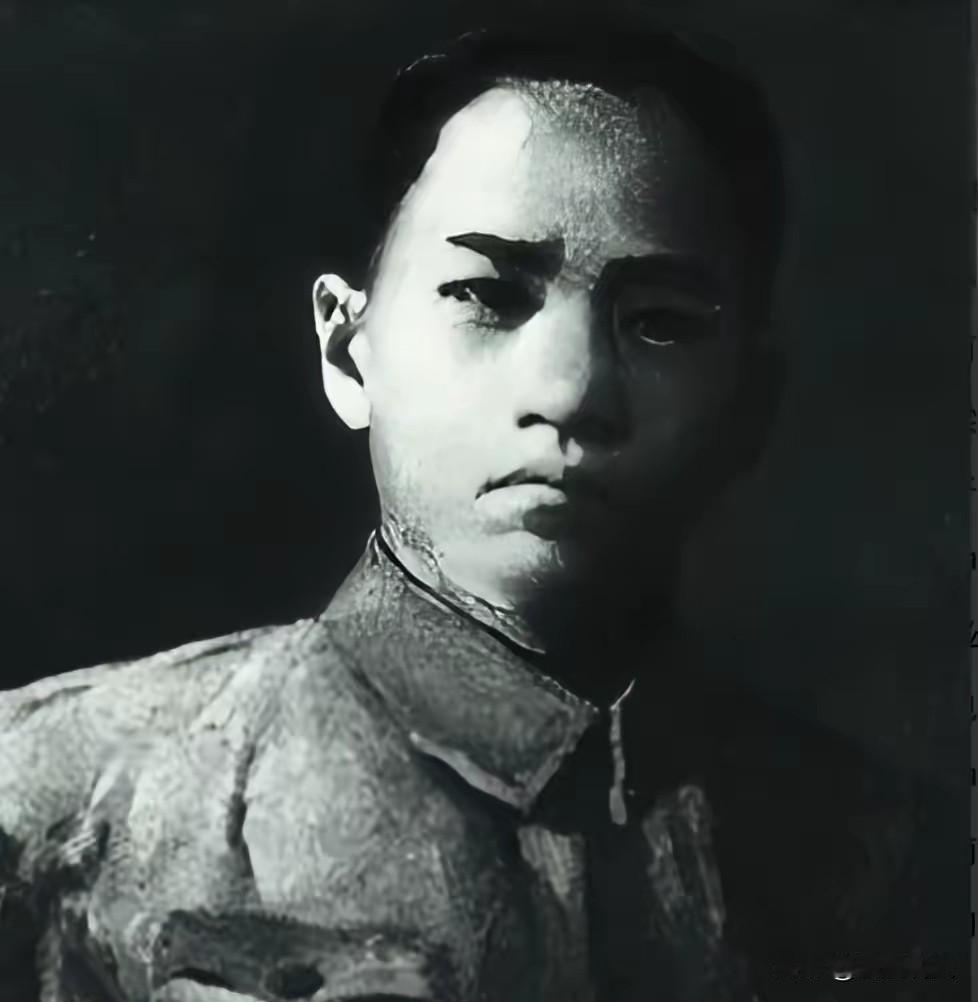 1940年，新四军将领鲁雨亭牺牲，几天后，却他的墓前出现一颗人头，下面压着一张纸