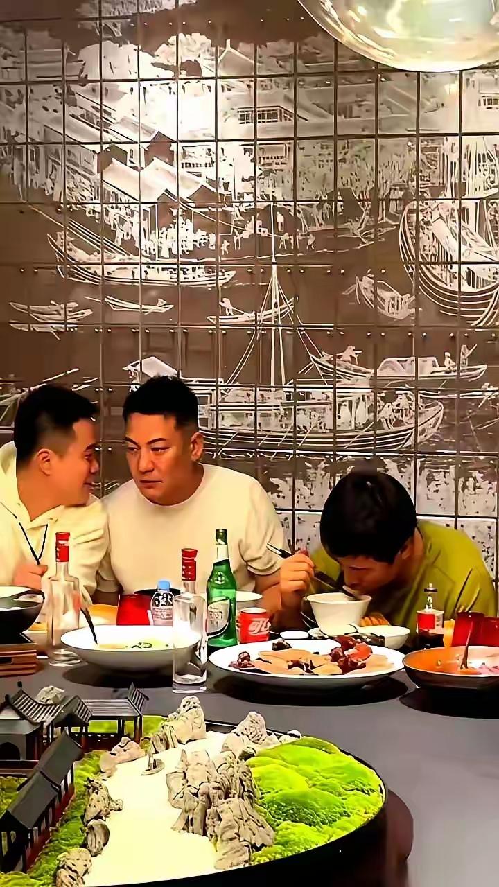 雪峰老师这样吃饭！雪峰老师吃饭太投入，妥妥地干饭人！曾有人笑他吃相难看，