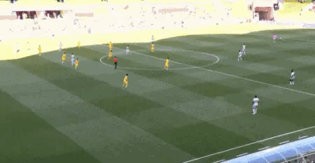 这个进球就代表了国足与西甲主力前锋的差距。埃永在启动前落后我们后卫有3个身位，但