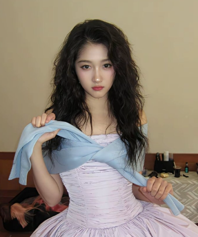 关晓彤深夜一句“爱你至死不渝”，直接把服务器都干瘫痪的那场官宣，又推回了我们眼前