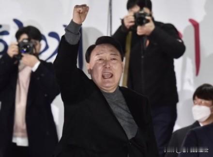 牵扯金建希案，尹锡悦拒不配合调查！法院再签逮捕令，明日实施逮捕！尹锡悦在拘留状
