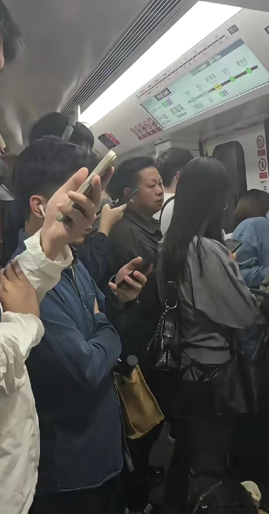 深圳地铁贫富车厢火了！深圳打工人挤地铁有多魔幻？普通车厢人贴人，跟春运似的