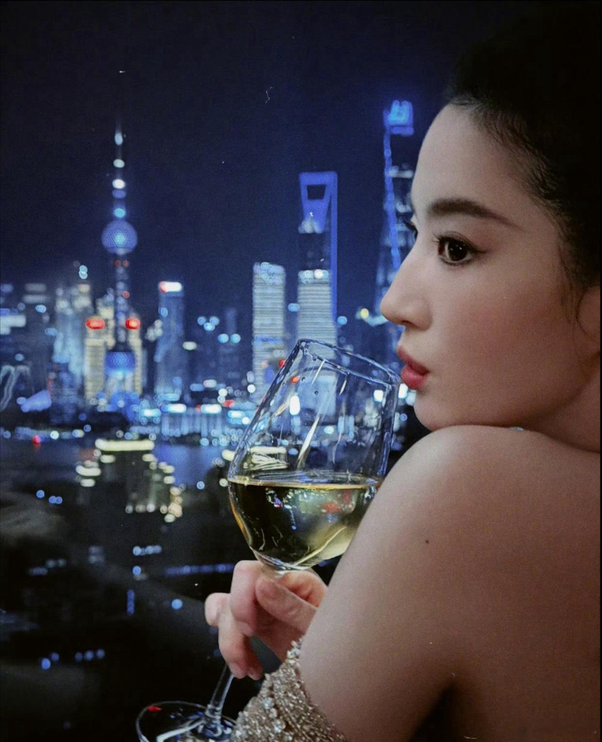 1.唐艺昕现在就是贵妇生活，老公每个月给充足生活费，想怎么花都可以，她现在工作单