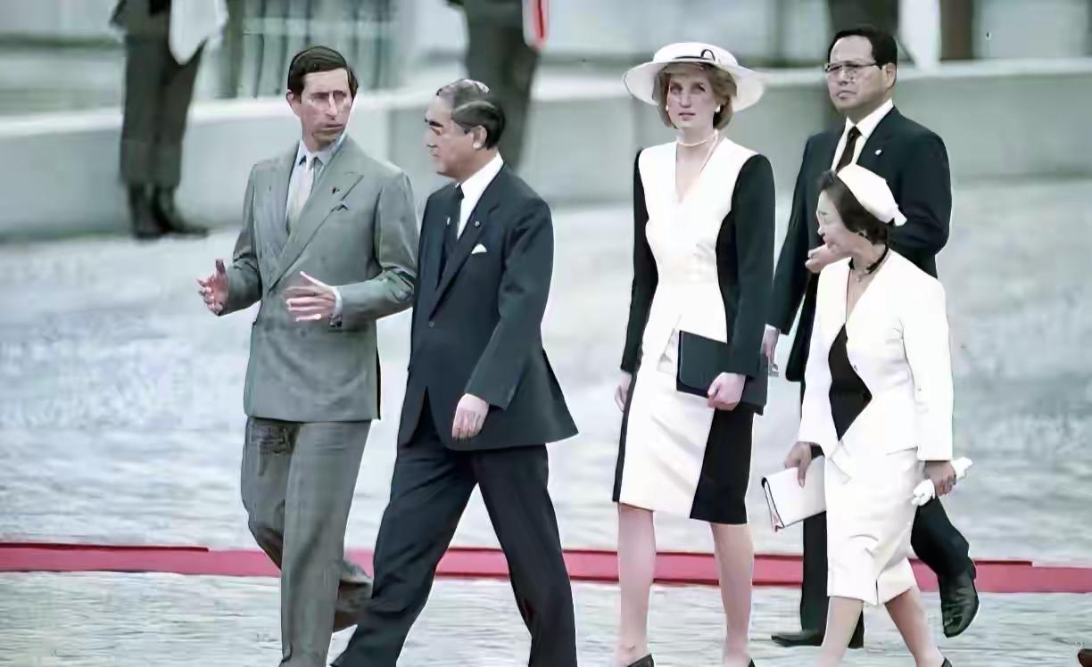 不愧是戴安娜，唯一的一次日本之行，用六套造型征服了所有人难怪查尔斯忌讳戴安娜，