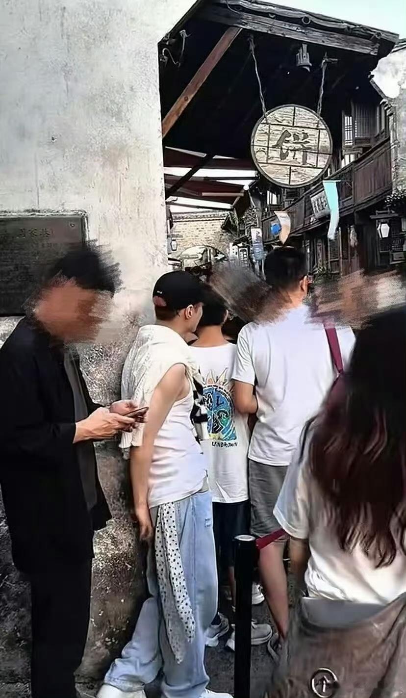 近日，有网友在乌镇偶遇了张艺兴排队买包子￼￼￼。据网友爆料，张艺兴素颜出镜，皮