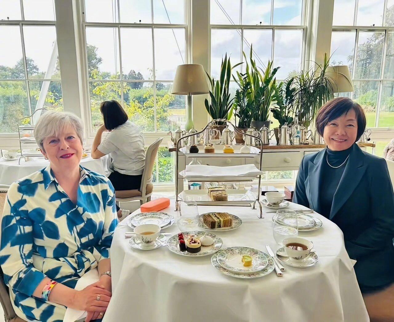 安倍昭惠的外交能力比高市早苗强，每次出席活动都是笑嘻嘻的，气质更加出众。安倍昭