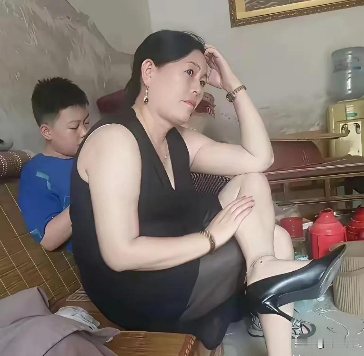 河南一女子今年43岁，但不幸的是她离婚了，老公对她不好，喝酒了就打她，甚至还打孩