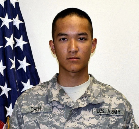 2011年，19岁的美国华裔士兵陈宇晖，因洗澡忘关水龙头，竟被美国军官拖到石子路