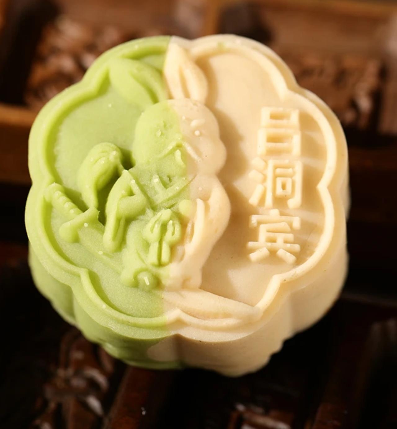 这月饼颜值还可以，就是不敢下口啊，头一次见到会骂人的月饼，有人已经想好了怎么吃