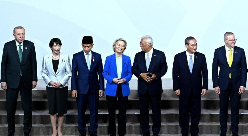 这张照片拍于11月22日南非约翰内斯堡的G20峰会现场，彼时各国领导人刚结束一场