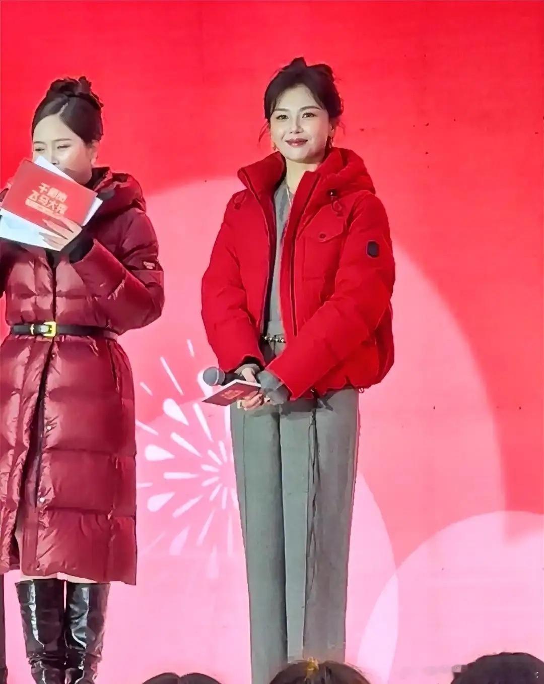 刘涛那件红羽绒服炸了朋友圈。不是天价定制，是Moncler的爆款。八百蓬白鹅绒，