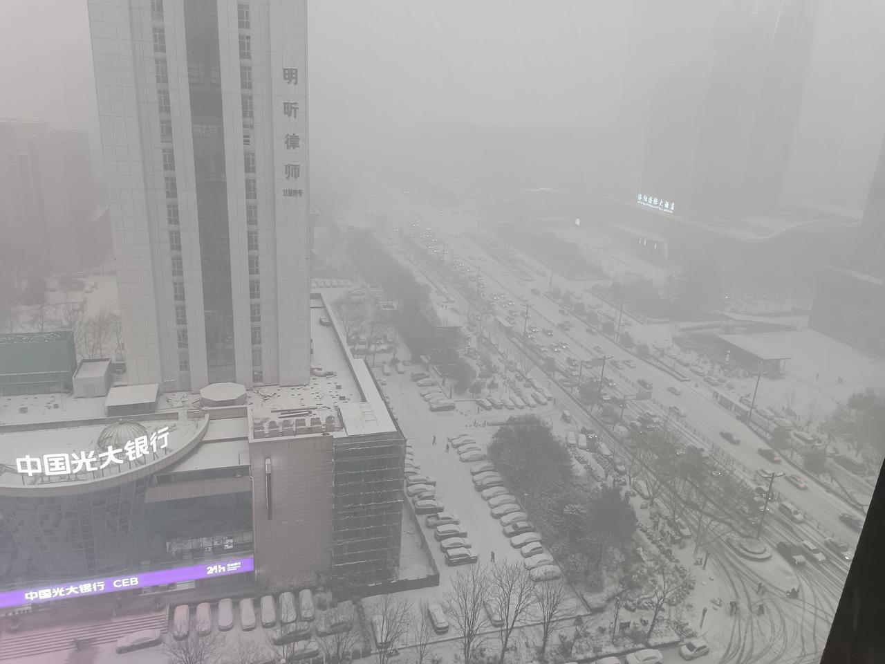 容百科技因公告不实，被立案调查。简单叙述下经过：容百科技发了个公告，说与宁德