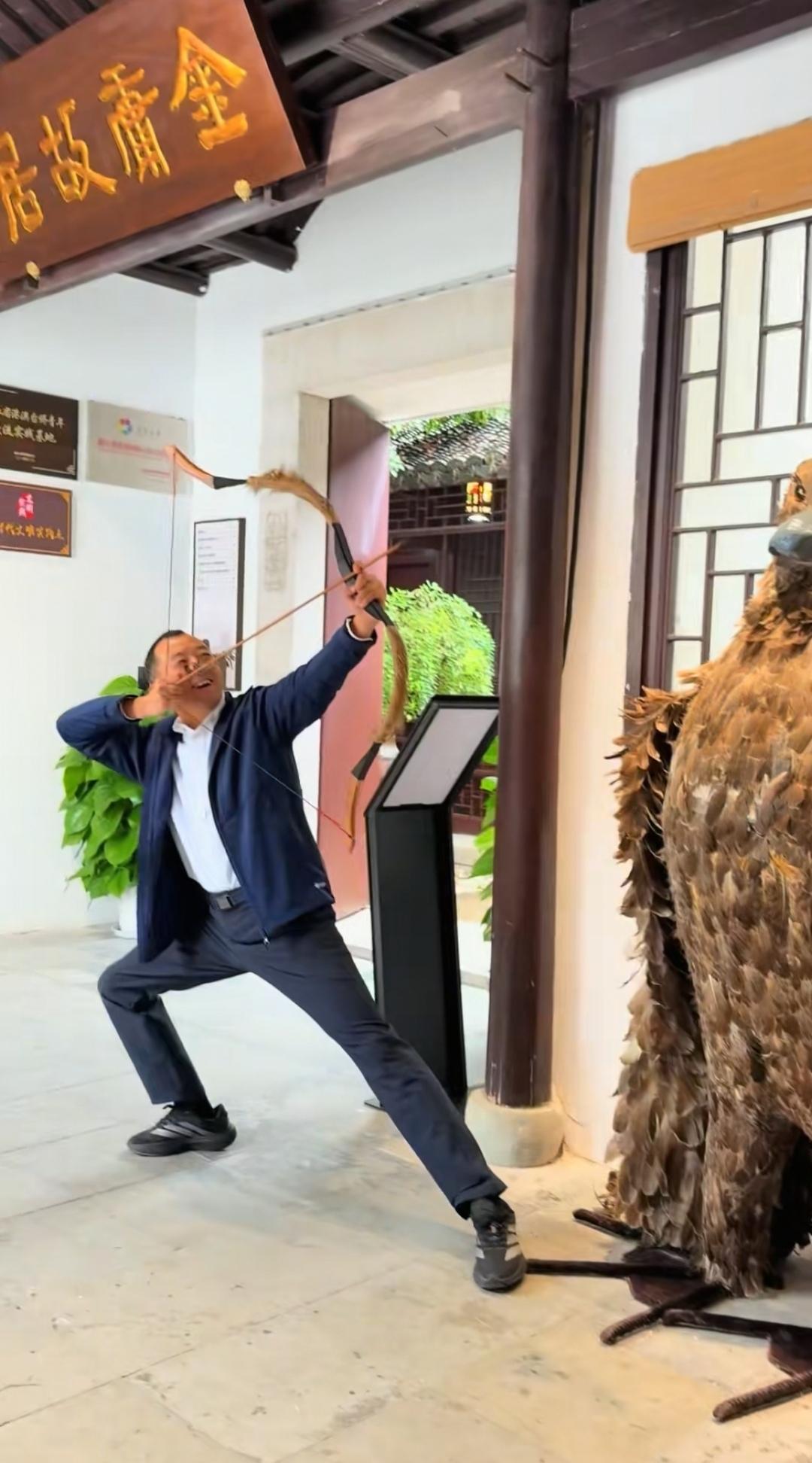 10月31日,陈行甲到浙江海宁袁花镇参观金庸故居,表达对金庸先生的思念,这也是作