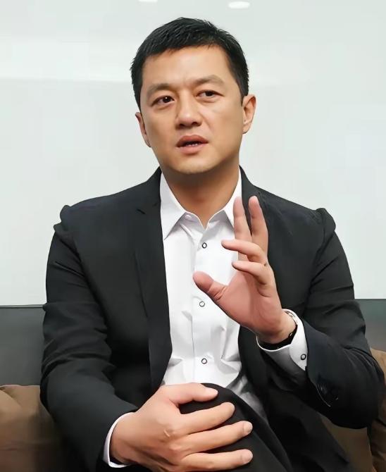 李亚鹏直播哭了，自爆十年前跟黄晓明借钱，黄晓明只回了四个字，至今再也没提过。 