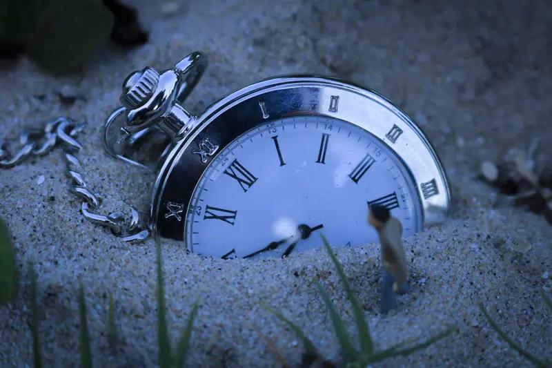 若在复杂世界找“唯一公平”的东西，答案或许是时间，它不偏袒任何人，遵循“每