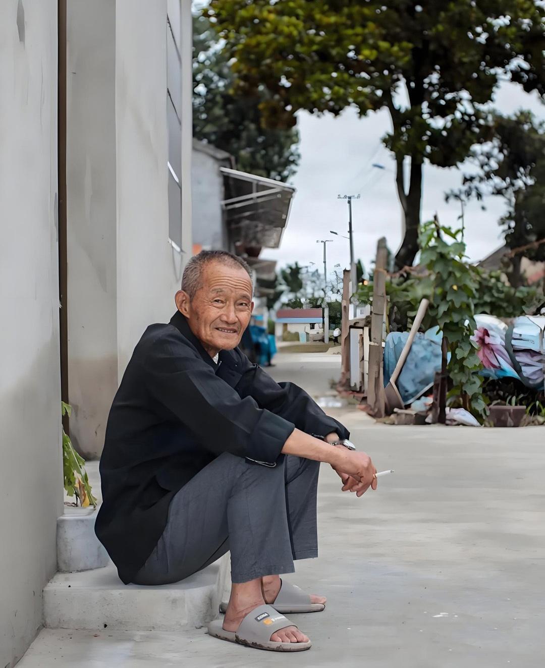 暑假回农村老家，发现一个很扎心的现实。我们村人口有三百人，今年村里的新生儿为零，