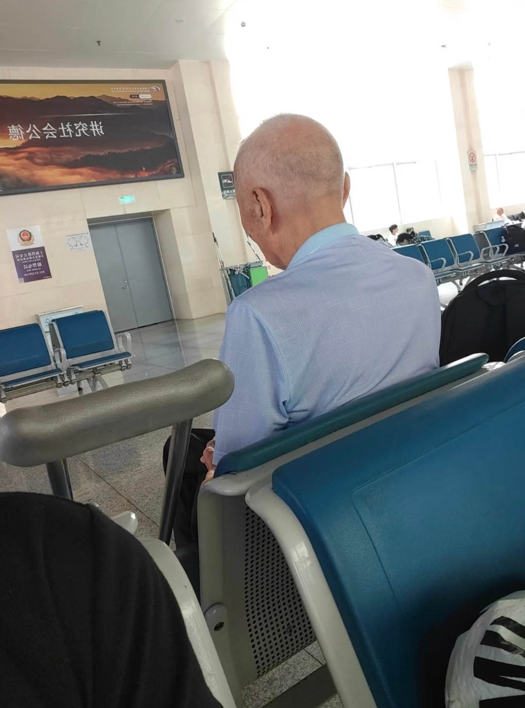 候车的时候遇见一位老爷爷，拄着拐杖，身边堆着两大包沉甸甸的行李。老人声音轻轻的向