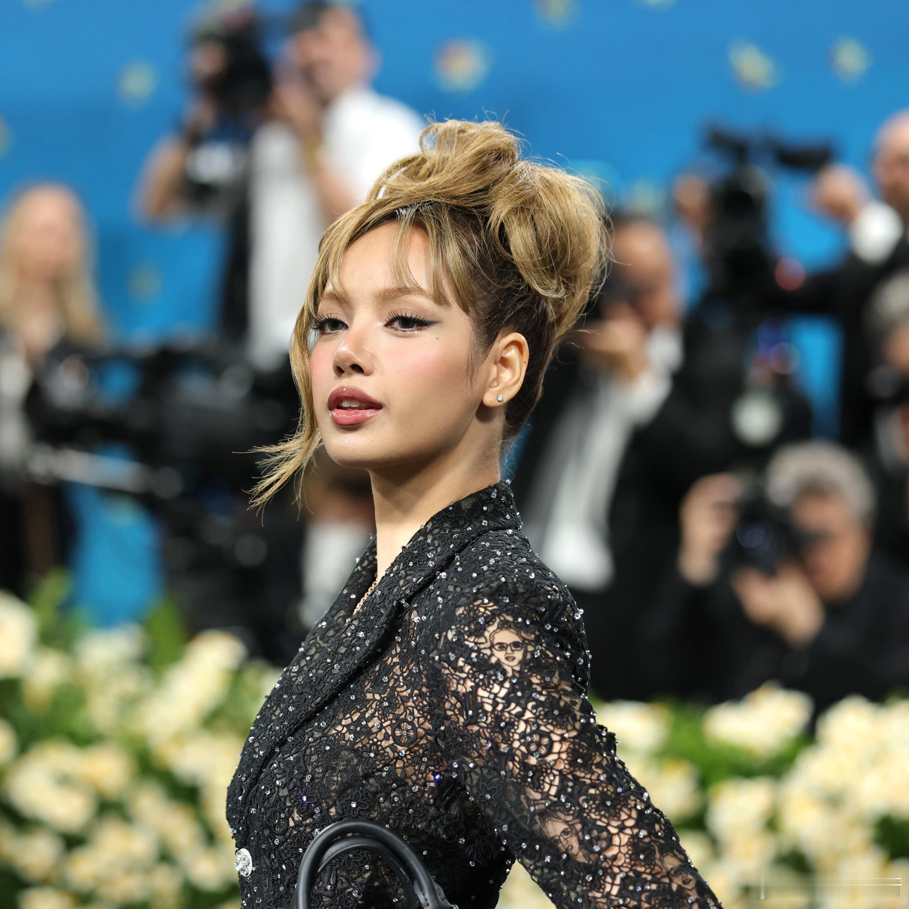 Lisa被列为MetGala2025上着装最佳的明星之一，由以下（媒体或日报等