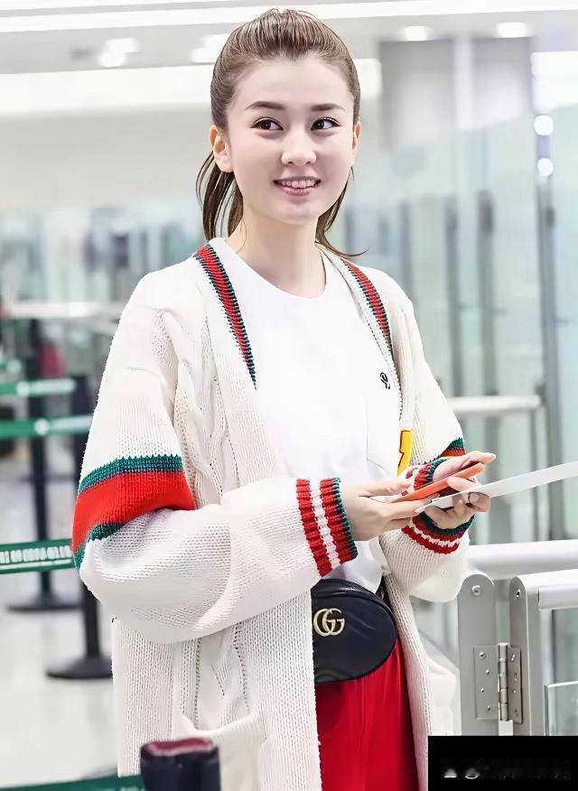 乔欣高扎马尾辫造型太绝了！满满清纯感扑面而来，一身青春甜美穿搭直接完美“出圈”！