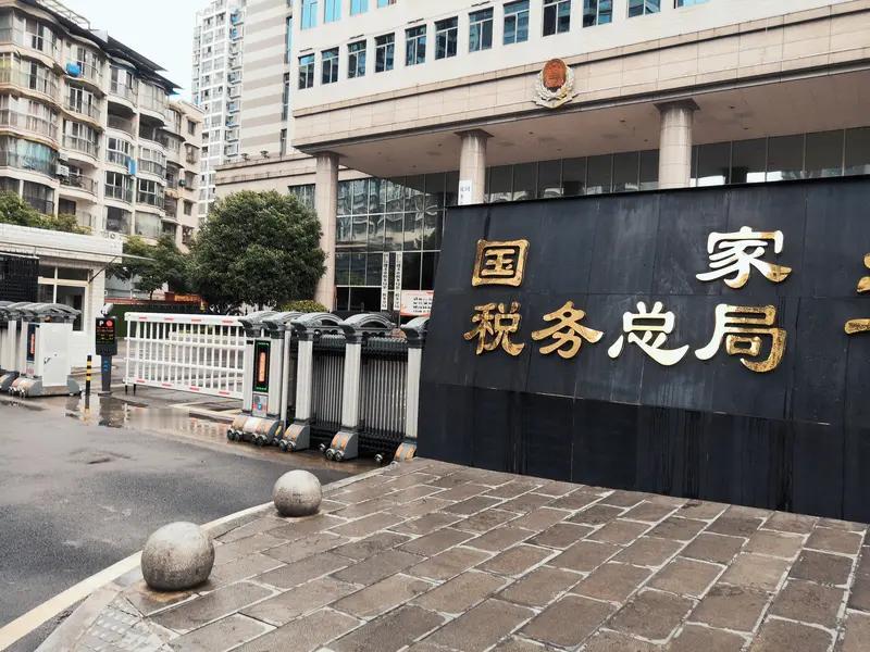 侯炜涉嫌严重违纪违法主动投案这事，真的让人感慨。国家税务系统本应是清正廉洁之