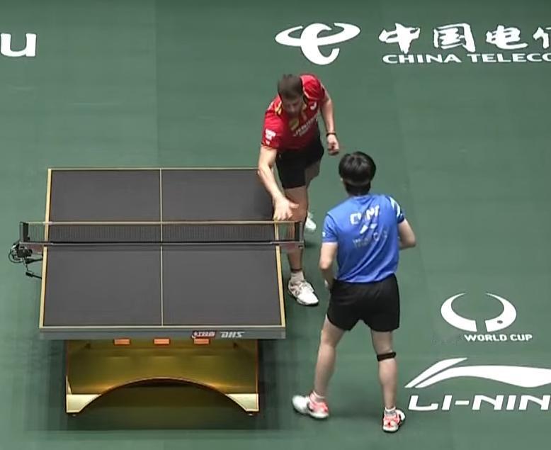 笑死我了！王楚钦和弗朗西斯科互相暂停摸球台。大头发球时间过长，弗朗西斯卡抬手