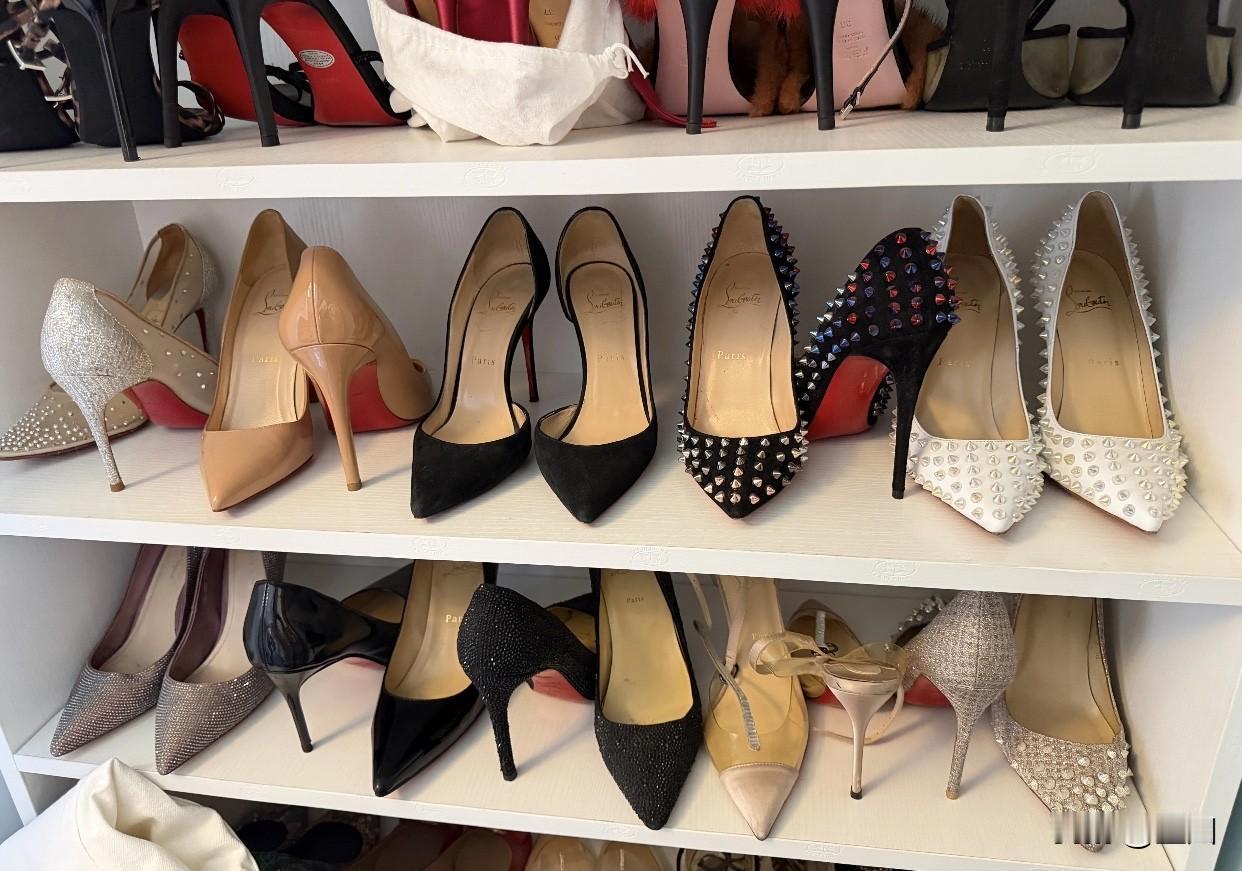 浅色职业高跟鞋你有吗?工作需要，各种款式的通勤高跟鞋都要准备