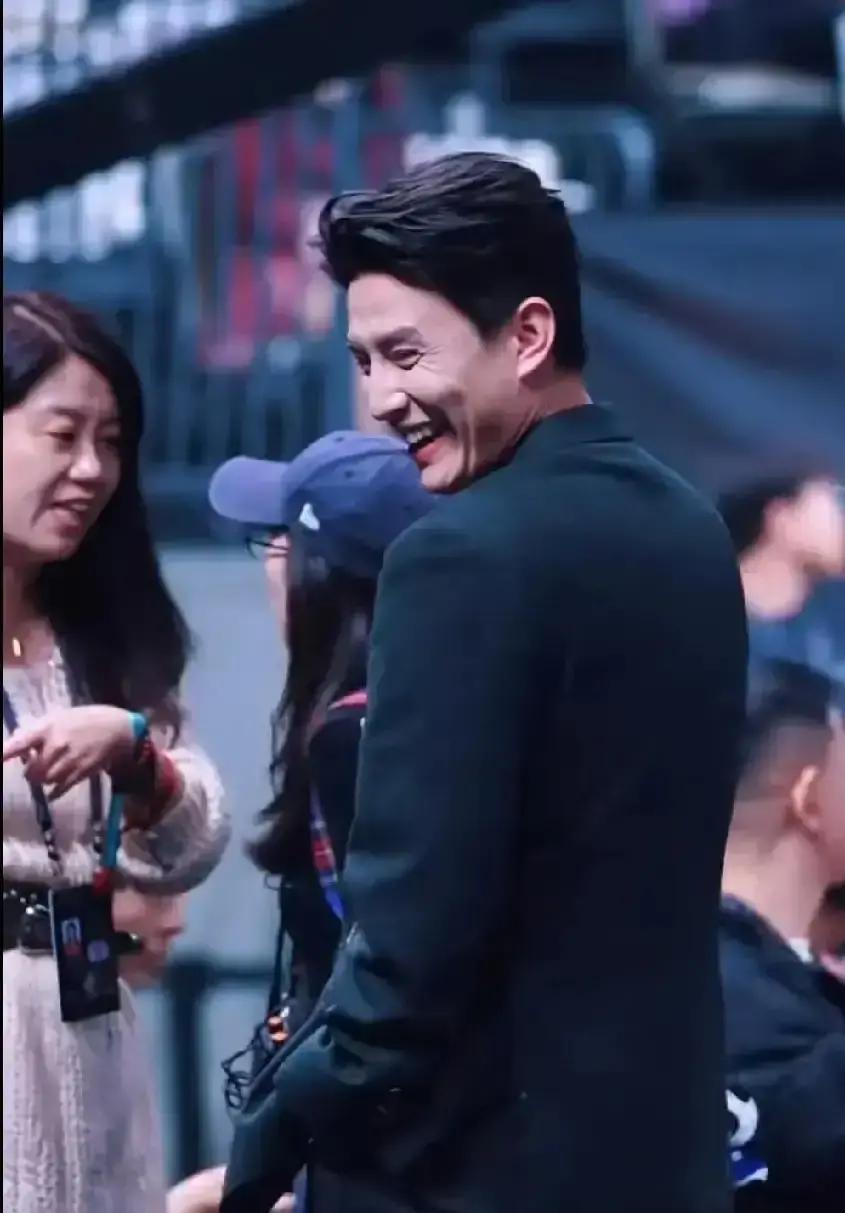 别再盯着那些红毯奖杯了。真正的片酬之王，正在你看不起的短剧里。一部《暗夜行