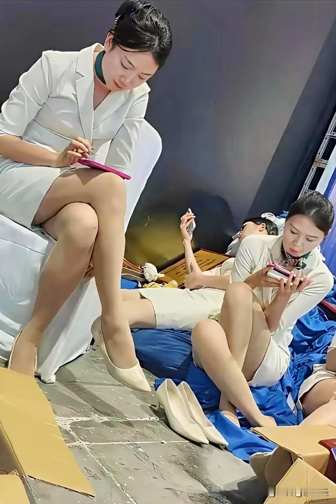 什么工作都不容易光鲜亮丽的背后，哪有什么轻松可言。你看到的是她们笔挺