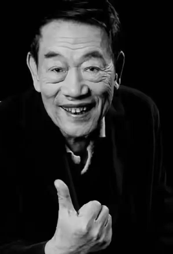 据说，天津那家小海鲜馆只花了区区6000块，就请来了杨少华和杨仪父子顶着烈日为其