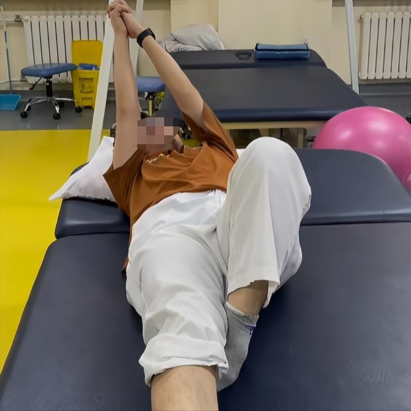 偏瘫"致命"错误,翻身这个动作千万别做！1.引发异常运动模式当健腿用力蹬