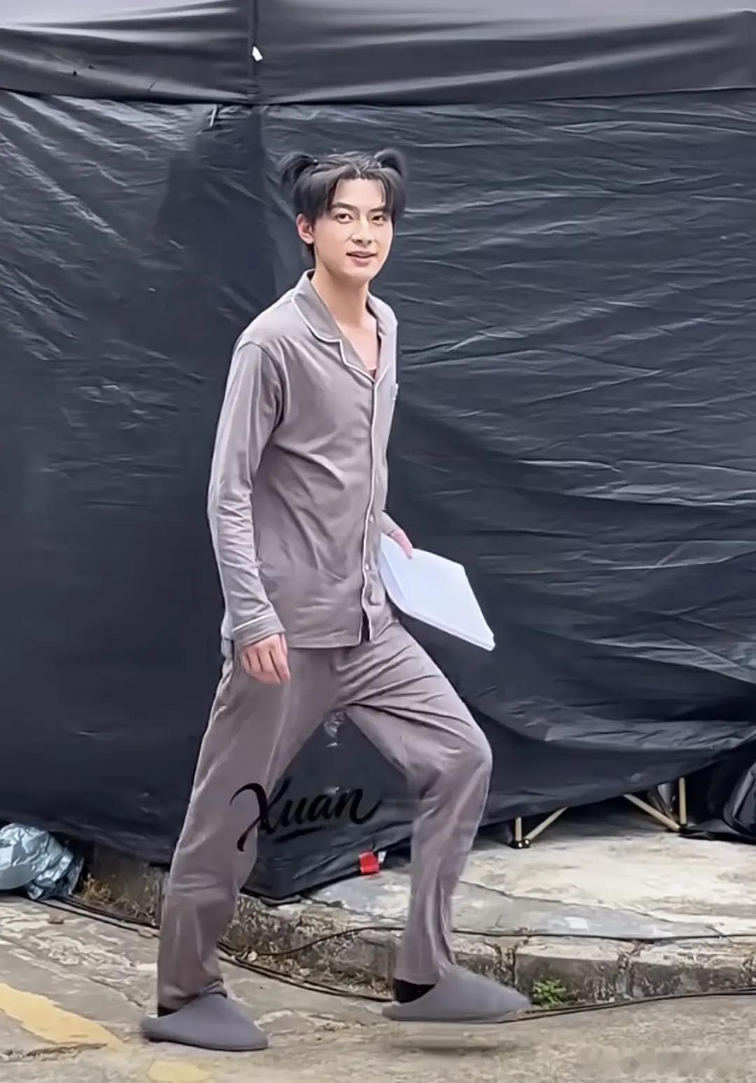 陈鹤一扎两小辫就出来了