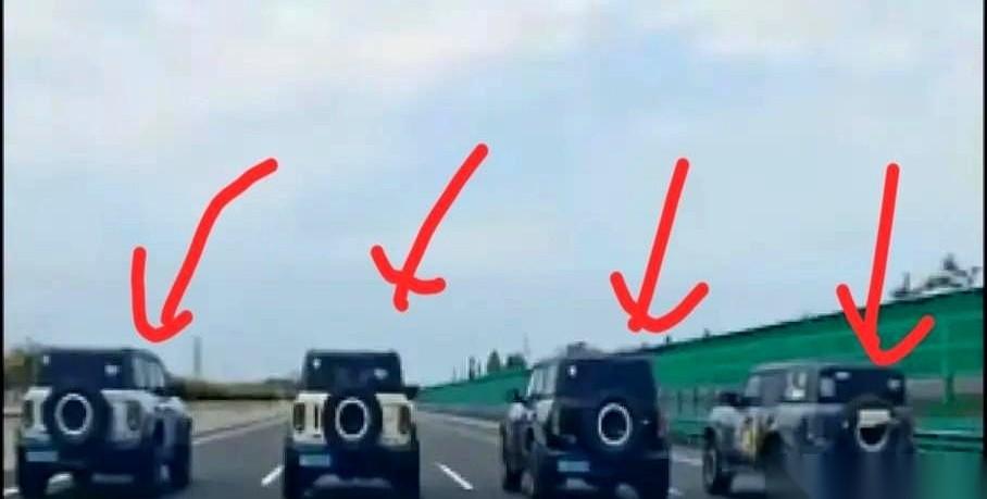 你敢信吗？四辆越野车在高速上一字排开，硬生生造出了一堵移动的“铁墙”。后面司机