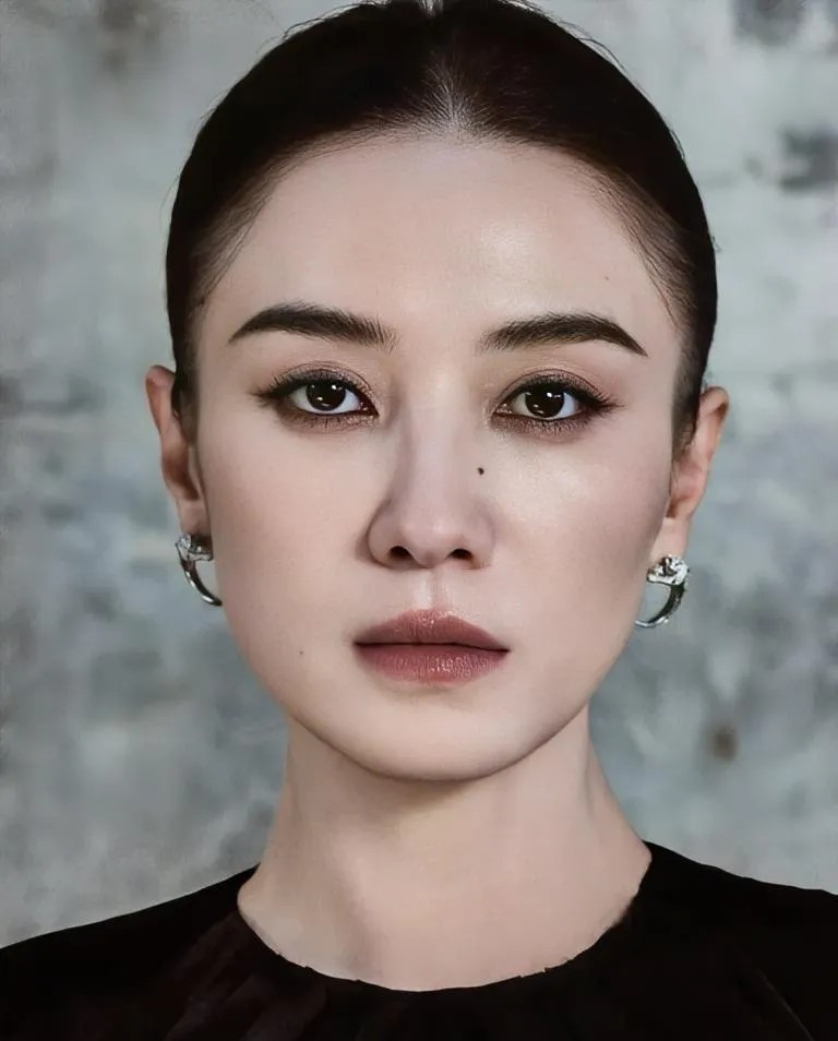 44岁的宋佳离人生大赢家还差两步生活上，她结婚了，也成家了，但是