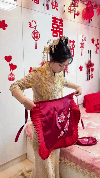 这是东乡回族传统的婚礼习俗。刚刚嫁进门的新娘子必须要亲自下厨为新郎和家人做一顿