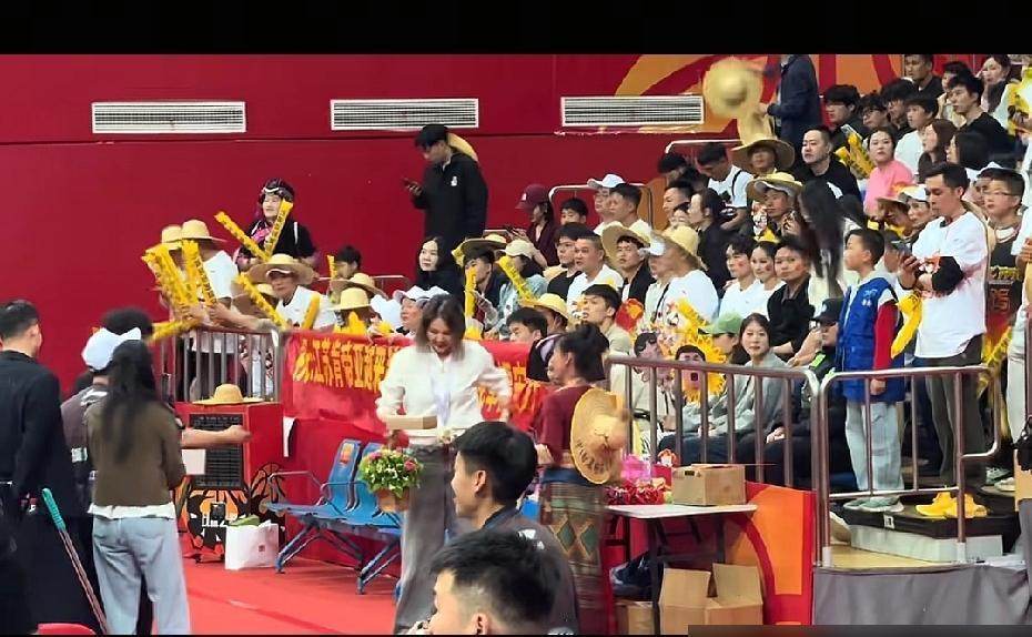 国家队嫌他矮，还说他是防守漏勺，直接把他退货了，结果这位球员回到CBA，第三场就