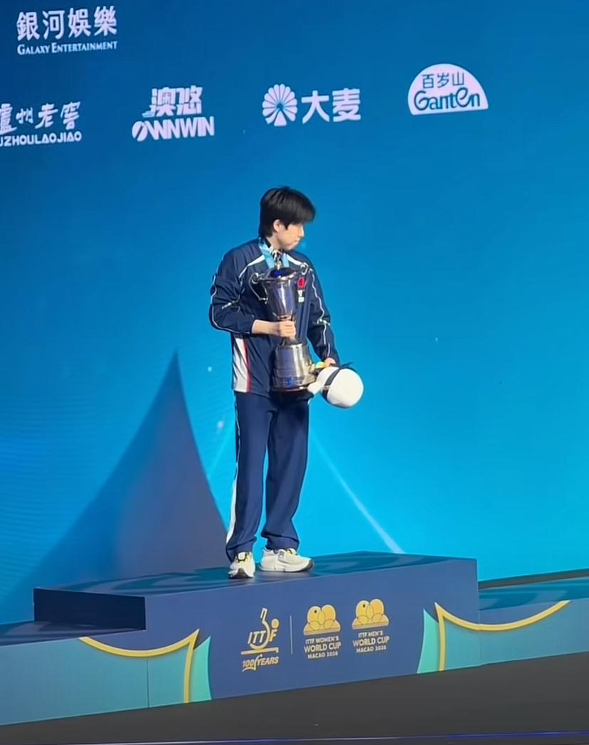 王楚钦兴致勃勃的站在领奖台中间，一会儿摇了摇头，一会儿东张西望，孙颖莎来了，王楚