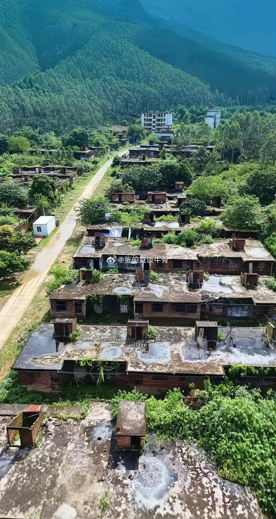 广东阳山大山深处，藏着刘德华1997年捐千万建起的恒美新村。百余栋楼房与希望小学完好，却空无一人。村