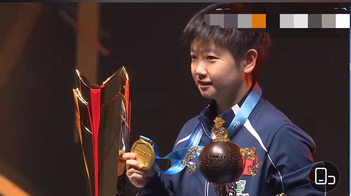 孙颖莎王曼昱蒯曼在颁奖典礼上都笑容满面——国乒和谐大家庭2月8日，海口亚洲