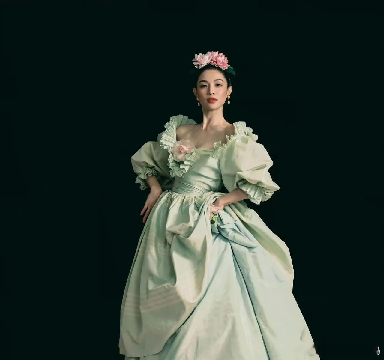 钟楚曦这波口碑确实有点意思，之前因为站位争议被骂到快“被退圈”的边缘，近来风向反