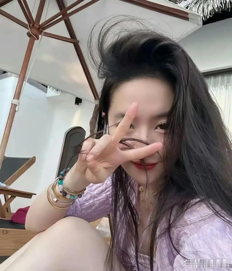 女神刘亦菲这造型也太大胆了，真的不怕走光吗？