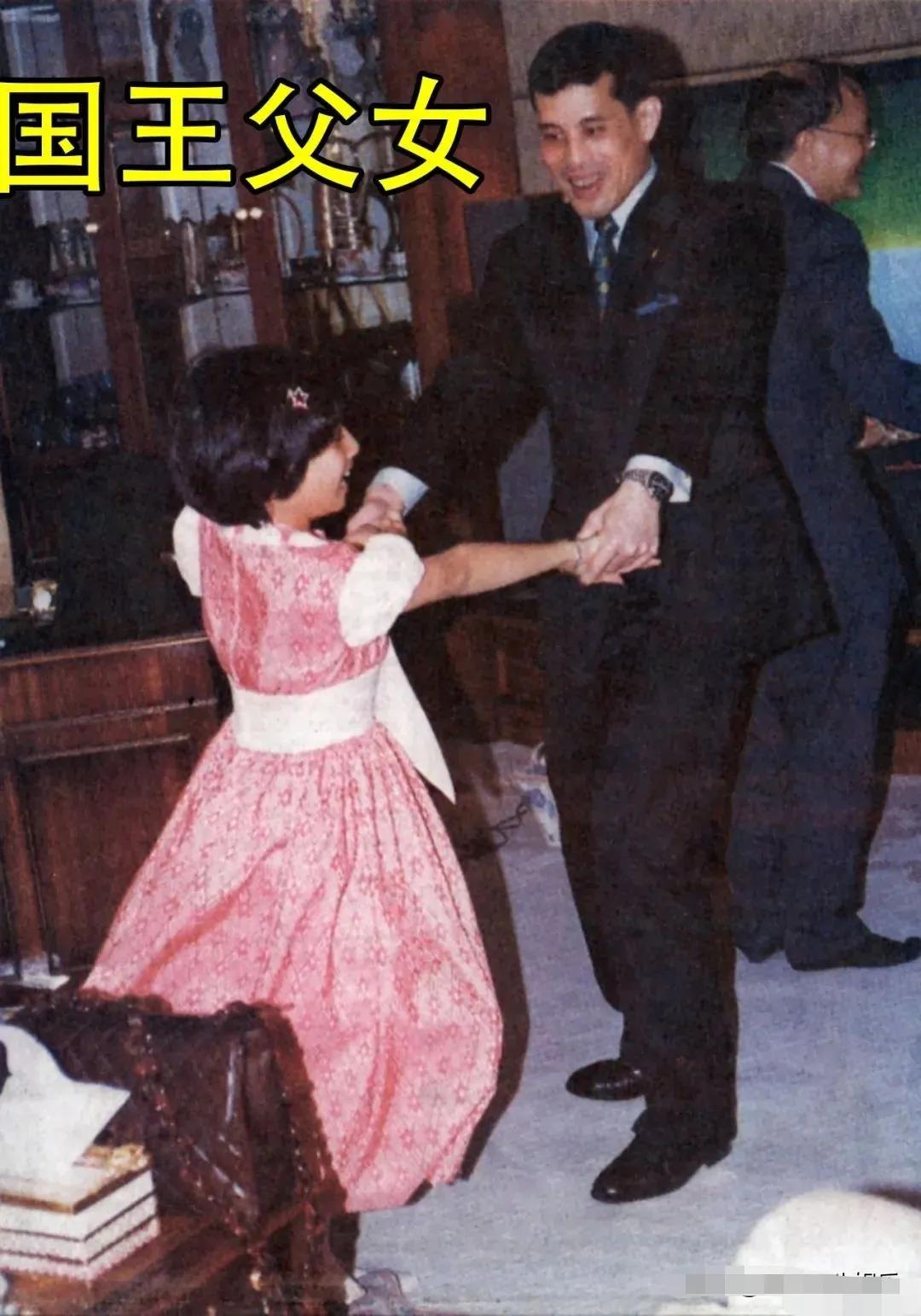泰王流放二妃子，不爱原配，可也不妨碍他疼爱两个女儿，泰王也是女儿奴一个。儿子嘛，
