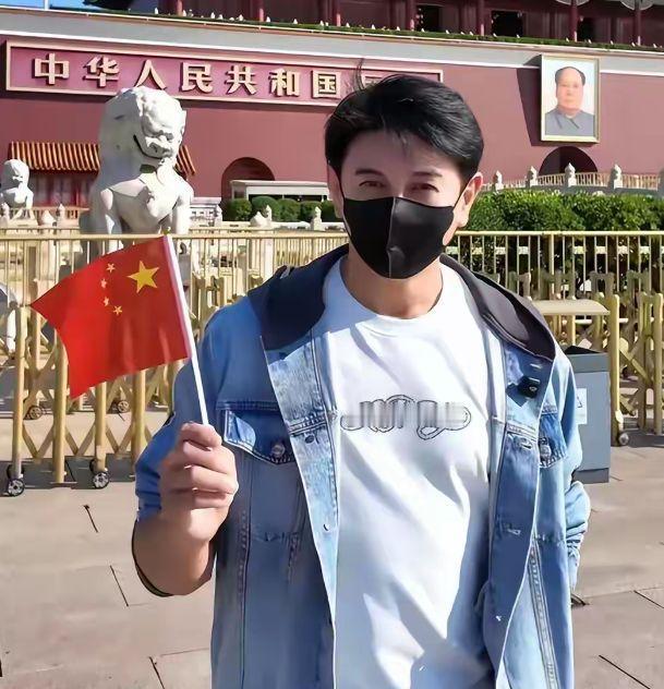 吴奇隆好样的！天安门广场上，他穿一件白色印花T恤，外搭浅蓝牛仔外套，脸上戴