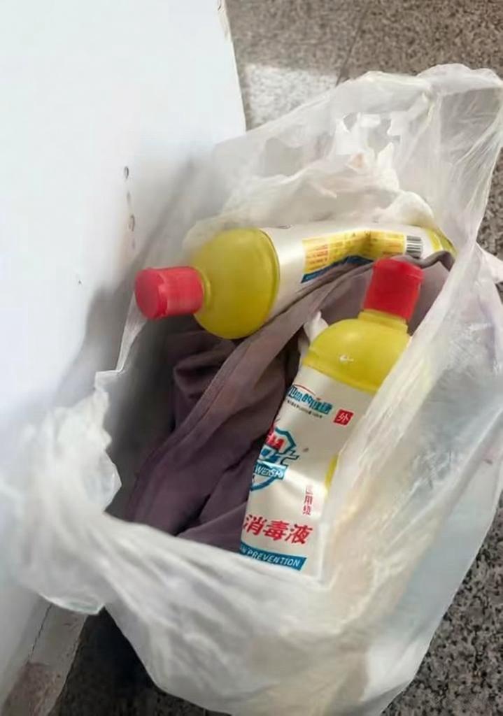 这邻居看我帮忙总扔垃圾现在干脆就直接放门口了