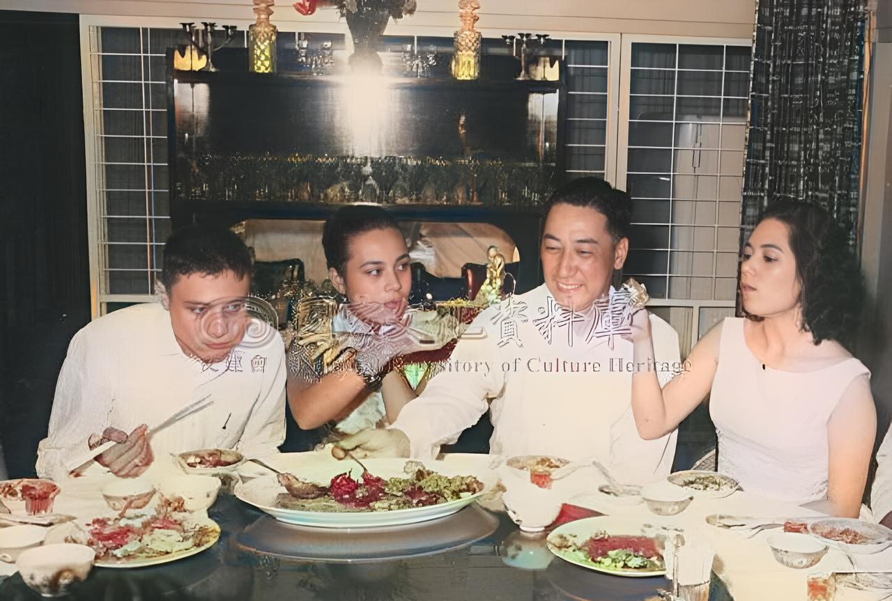 这是蒋建镐与妻子邱爱伦、侄女蒋孝章、侄子蒋孝文在一起用餐。在餐桌上，蒋孝文一直低