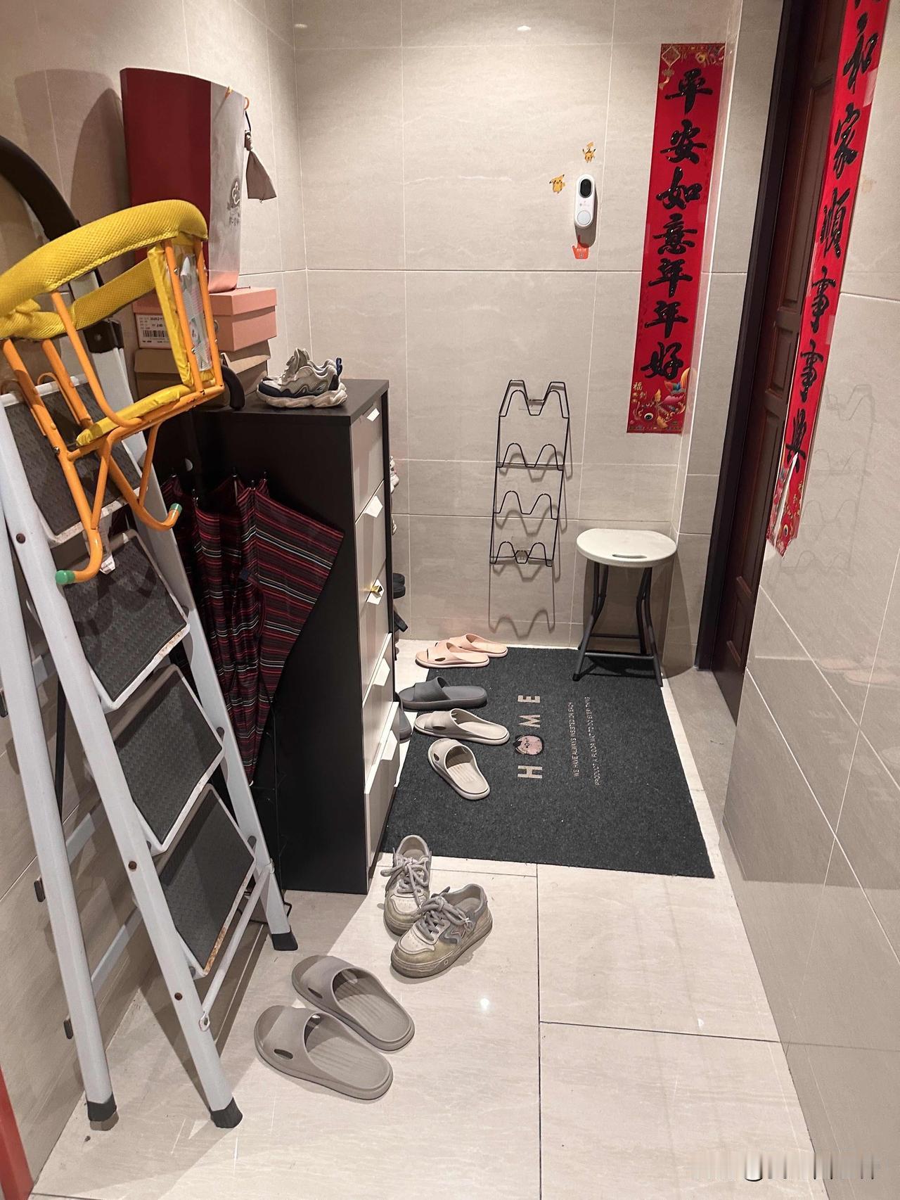 碰到这样的邻居怎么办门口所有东西都是他家的，放他家门口怎么摆是他的自由，可是每