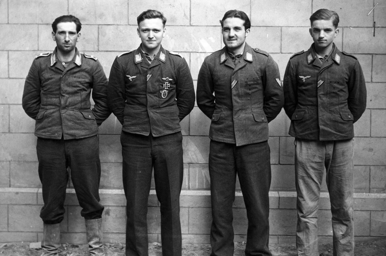 还好，是被英国人捉到——1942年，北非，埃及。一架德军的He111H-6轰炸
