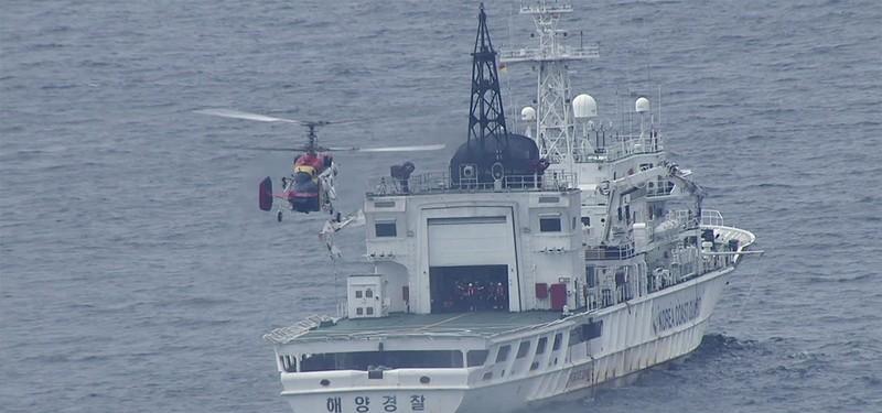 黄海发生激烈对峙，韩国海警船硬闯中方海域，妄图登上我渔业平台，结果下一刻彻底破防