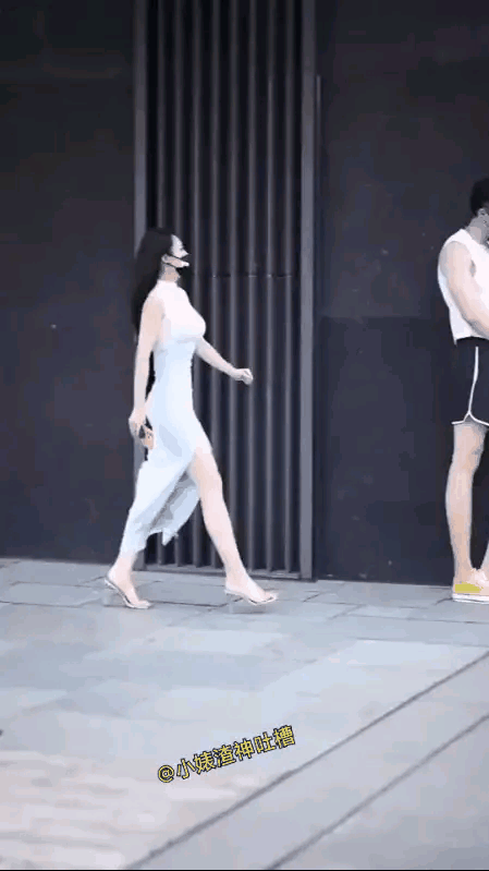 打在手上痛在脸上。一位身材高挑的女子发现她的帅哥男友在和美女唠嗑，醋劲大发，上