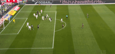 0:2落后的拜仁最后10分钟连扳三个，前两个进球是20岁的比朔夫左右开弓打进2个